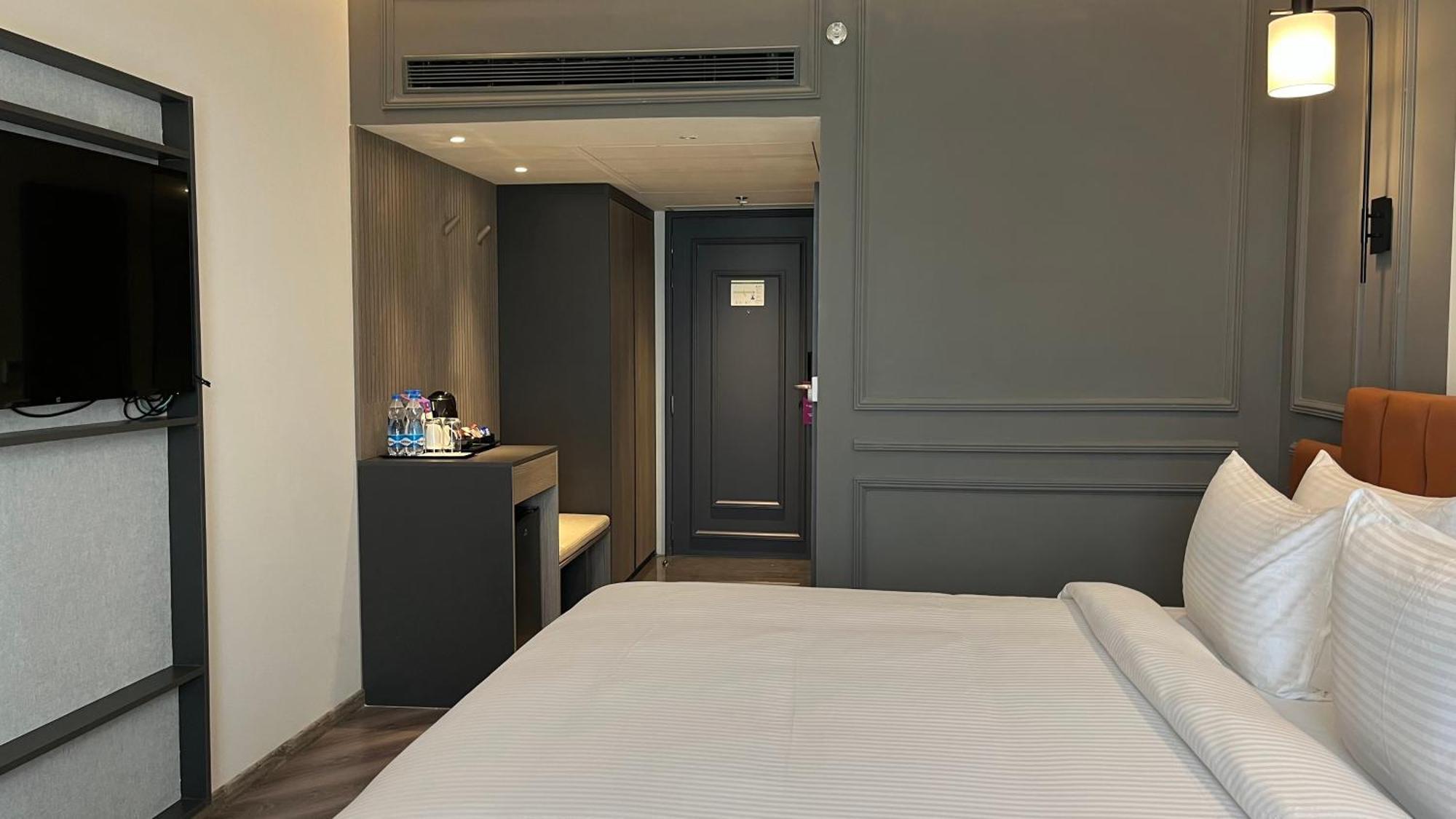 Ramada Encore By Wyndham Indore Nipania Exterior photo